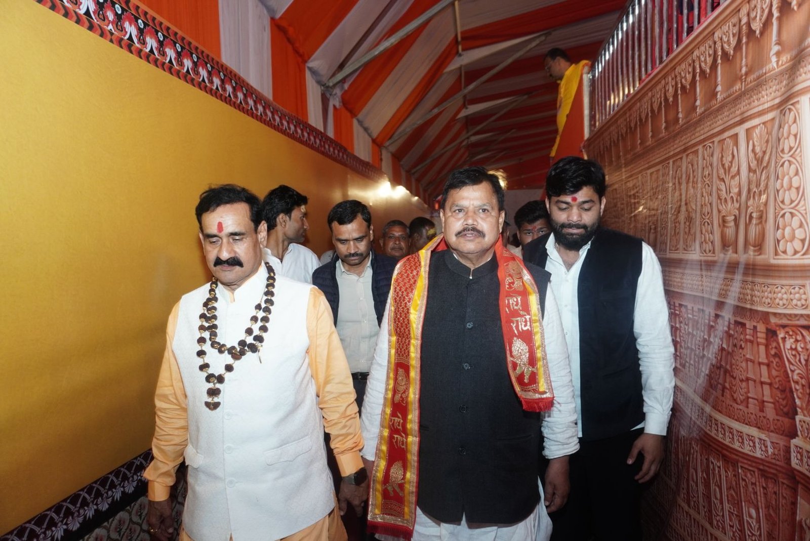 नवग्रह शक्ति पीठ, डबरा में आयोजित प्राण-प्रतिष्ठा महोत्सव के पावन अवसर पर मध्यप्रदेश सरकार के ऊर्जा मंत्री आदरणीय श्री प्रद्युम्न सिंह तोमर जी के आगमन पर उनका हार्दिक स्वागत किया गया।
उनकी गरिमामयी उपस्थिति से आयोजन की शोभा और भी बढ़ गई तथा समस्त भक्तगणों में उत्साह एवं श्रद्धा का संचार हुआ।

🙏 जय नवग्रह देव | लोककल्याण की भावना 🙏 navagraha-mandir-dabra