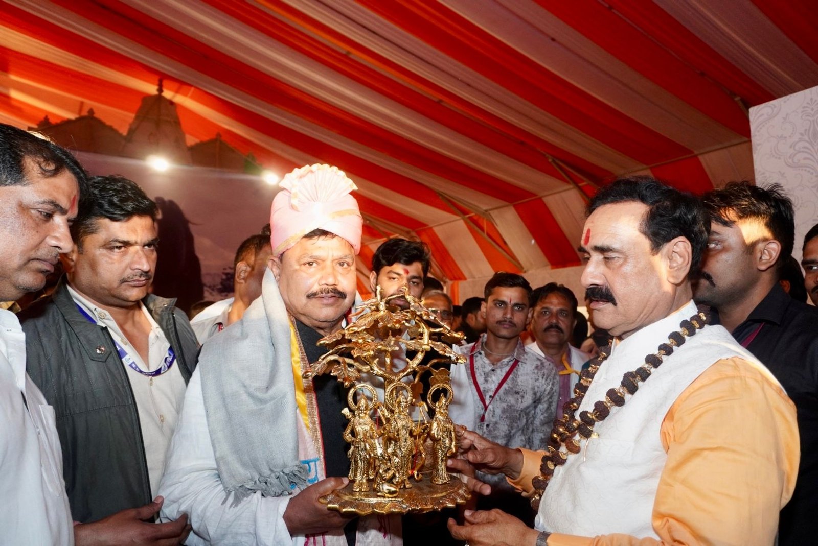 नवग्रह शक्ति पीठ, डबरा में आयोजित प्राण-प्रतिष्ठा महोत्सव के पावन अवसर पर मध्यप्रदेश सरकार के ऊर्जा मंत्री आदरणीय श्री प्रद्युम्न सिंह तोमर जी के आगमन पर उनका हार्दिक स्वागत किया गया।
उनकी गरिमामयी उपस्थिति से आयोजन की शोभा और भी बढ़ गई तथा समस्त भक्तगणों में उत्साह एवं श्रद्धा का संचार हुआ।

🙏 जय नवग्रह देव | लोककल्याण की भावना 🙏 navagraha-mandir-dabra