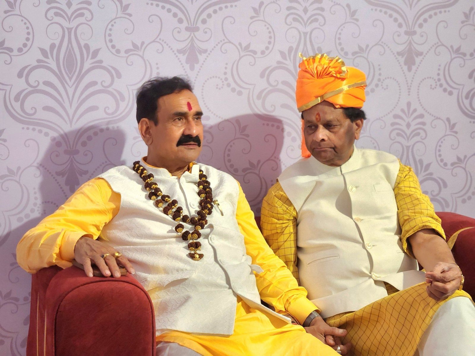 भाजपा के वरिष्ठ नेता एवं पूर्व मंत्री आदरणीय जयभान सिंह जी का नवग्रह शक्ति पीठ, डबरा में आयोजित प्राण-प्रतिष्ठा अनुष्ठान के पावन अवसर पर आगमन होने पर उनका हार्दिक स्वागत एवं अभिनंदन किया गया।
उनकी गरिमामयी उपस्थिति से आयोजन की आध्यात्मिक शोभा और अधिक बढ़ गई।

🙏 जय नवग्रह देव | सनातन संस्कृति की जय 🙏 navagraha-mandir-dabra