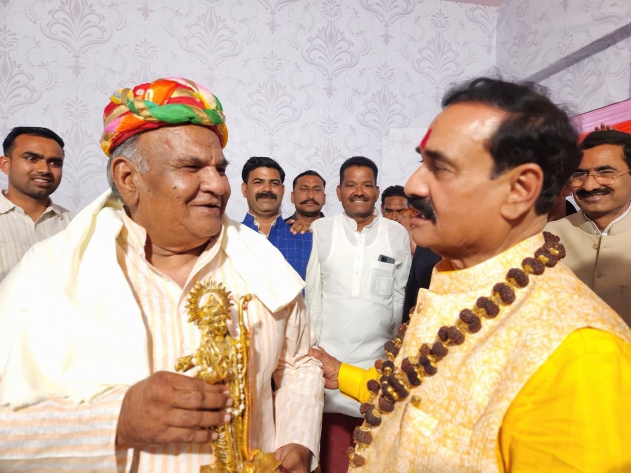 नवग्रह शक्ति पीठ डबरा में आयोजित प्राण प्रतिष्ठा अनुष्ठान के पावन अवसर पर मध्यप्रदेश शासन के माननीय कैबिनेट मंत्री (राजस्व विभाग) श्री करण सिंह वर्मा जी के आगमन पर उनका हार्दिक स्वागत एवं अभिनंदन किया गया।
उनकी गरिमामयी उपस्थिति से आयोजन की शोभा और आध्यात्मिक ऊर्जा और अधिक प्रबल हुई।

🙏 जय नवग्रह देव | लोककल्याण की कामना 🙏 navagraha-mandir-dabra