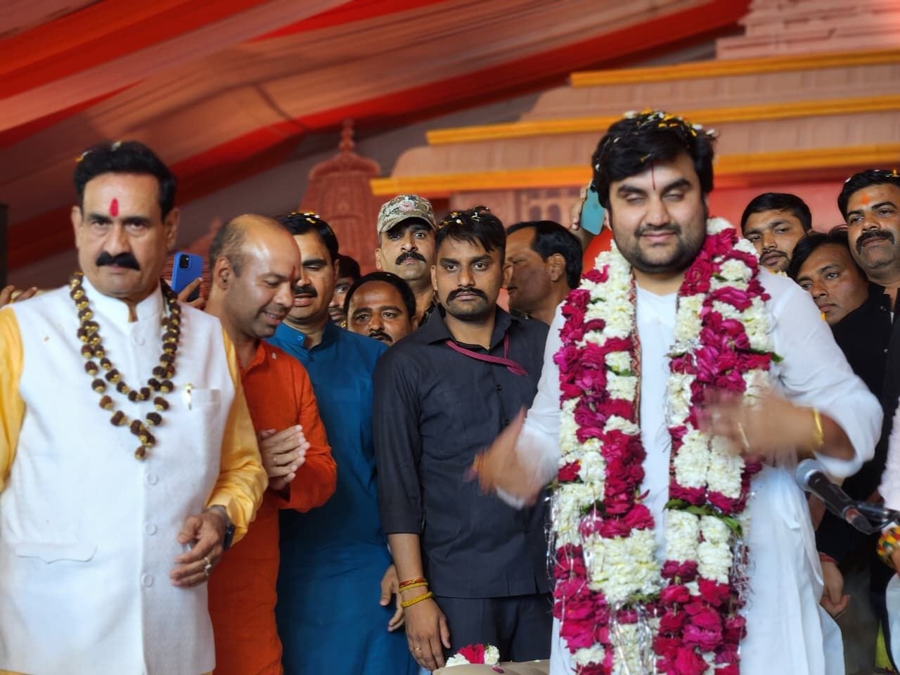 आज नवग्रह शक्ति पीठ प्राण प्रतिष्ठा महोत्सव के पावन अवसर पर, वृंदावन के प्रसिद्ध युवा कथावाचक इंद्रेश उपाध्याय महाराज श्री के सायंकालीन कथा हेतु आगमन पर उनका स्नेहिल स्वागत कर पूज्य महाराज श्री का आशीर्वाद प्राप्त करने का सौभाग्य मिला। navagraha-mandir-dabra