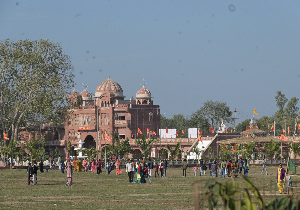 मुख्य पृष्ठ नवग्रह मंदिर डबरा का मुख्य प्रवेश द्वार और श्रद्धालुओं की भीड़ (Main entrance gate of Navagraha Mandir Dabra with devotees)
