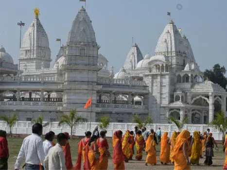 नवग्रह मंदिर डबरा में दर्शन करते श्रद्धालु और मंदिर का भव्य दृश्य (Devotees at Navagraha Mandir Dabra)